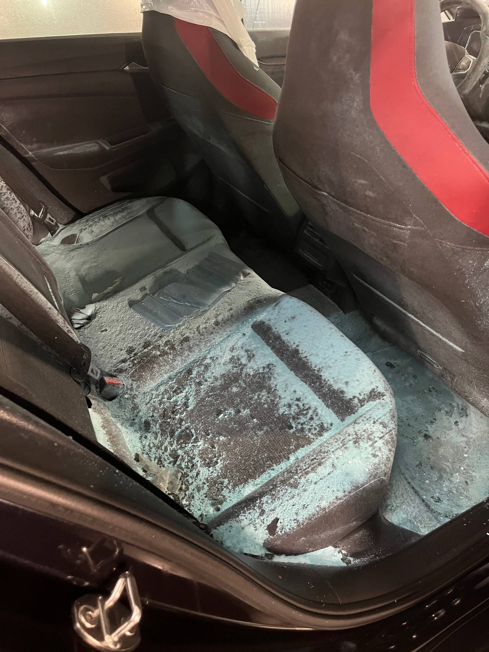 Automobilio salonas prieš detailing